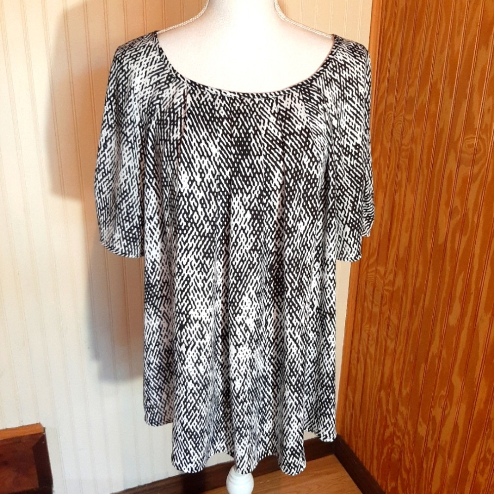 Abstract Print Black and White Short Sleeve Pleated Blouse Shirt Top